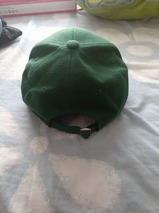 Gorra verde con letra A