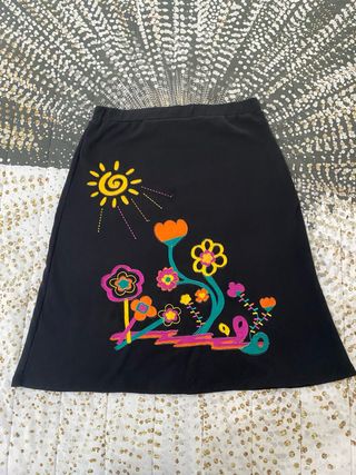 Falda NEVER MIND negra estampada