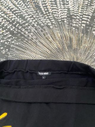 Falda NEVER MIND negra estampada