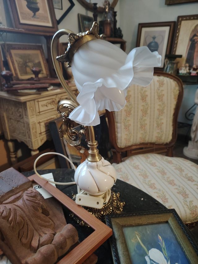 Lampara mesilla dorada y blanca