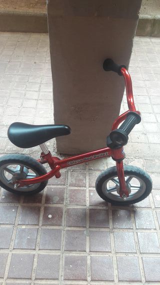Bicicleta sin pedales roja