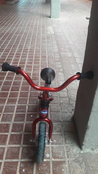 Bicicleta sin pedales roja