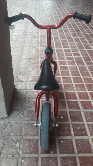 Bicicleta sin pedales roja