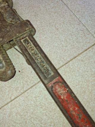 Lote 42. Grifa 24" acero