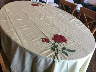 Mantel lino fino - amarillo suave, con rosas rojas