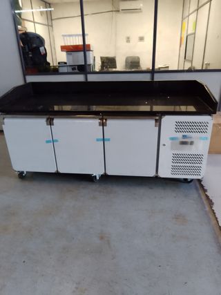 Mesa refrigerada para preparación de pizzas.