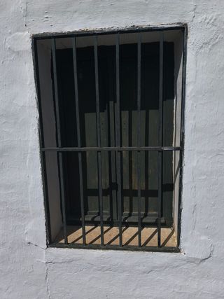 Ventana+Reja Hierro - en buen estado