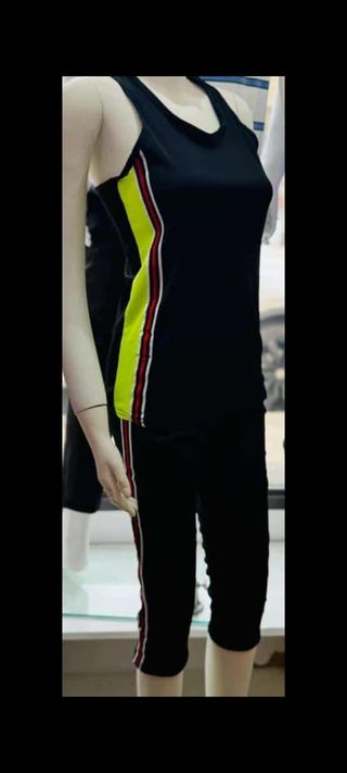 Conjunto deportivo negro-amarillo