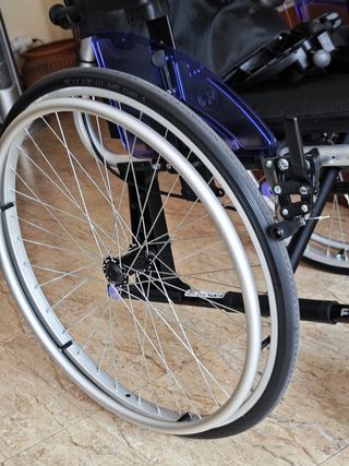Silla ruedas aluminio 
con frenos añadidos