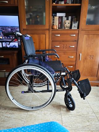 Silla ruedas aluminio 
con frenos añadidos