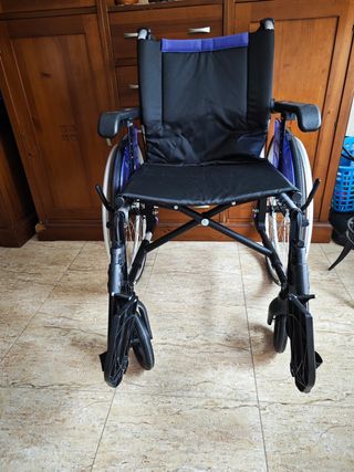 Silla ruedas aluminio 
con frenos añadidos