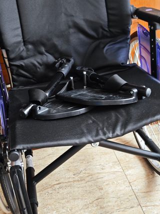 Silla ruedas aluminio 
con frenos añadidos