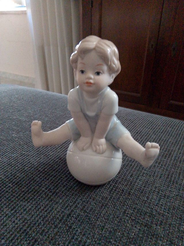 Statuina bimbo palla porcellana