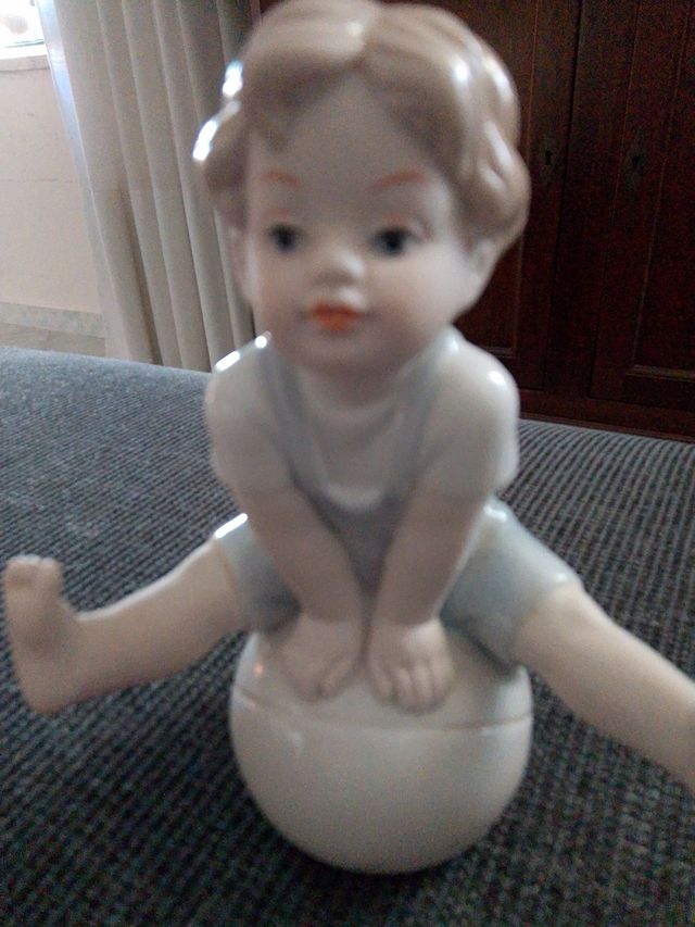 Statuina bimbo palla porcellana