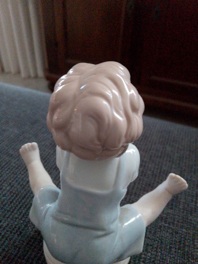 Statuina bimbo palla porcellana