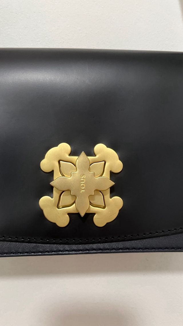 Bolso Tous negro y dorado
