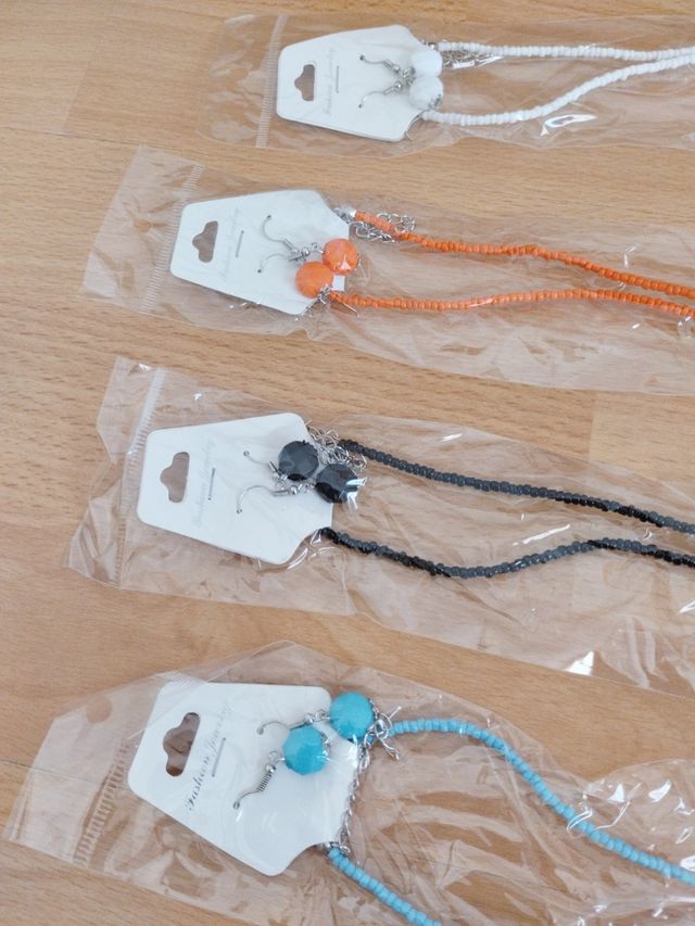 Lote 2 Collares y pendientes a juego