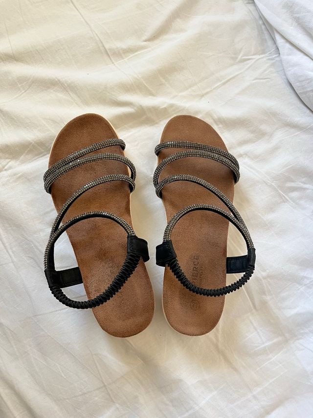Sandalias negras con brillantes