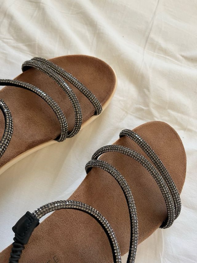 Sandalias negras con brillantes
