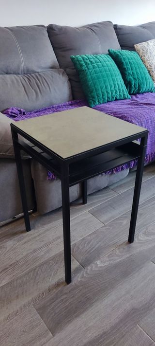 Mesa auxiliar Ikea negra/gris piedra.