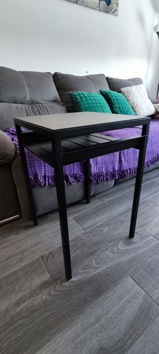 Mesa auxiliar Ikea negra/gris piedra.