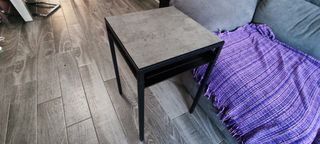 Mesa auxiliar Ikea negra/gris piedra.