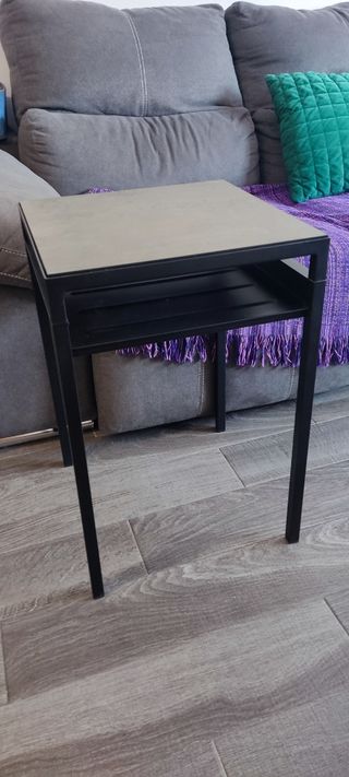 Mesa auxiliar Ikea negra/gris piedra.