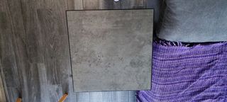 Mesa auxiliar Ikea negra/gris piedra.