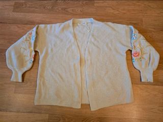Chaquetilla beige bordada