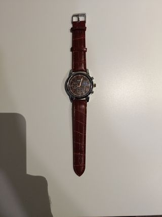 Reloj marrón y plata