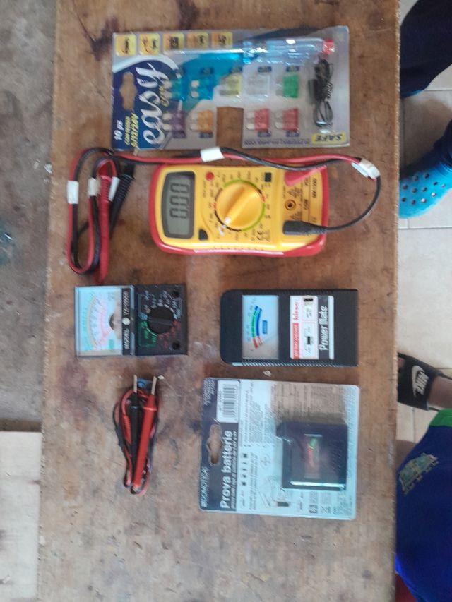 Misuratori per voltaggio e caricabatterie