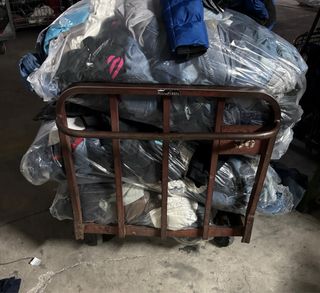 TANTI CAPI DI ABBIGLIAMENTO FIRMATI ALL'INGROSSO