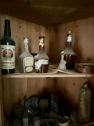 Mueble rinconera antiguo de madera