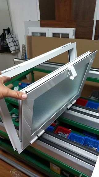 Ventana batiente blanca