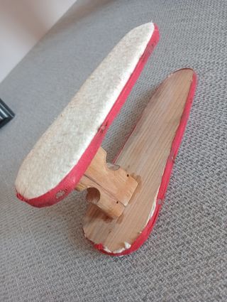 Antigua pieza de juguete para planchar, madera