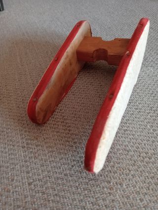 Antigua pieza de juguete para planchar, madera