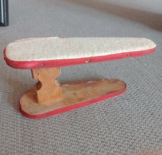 Antigua pieza de juguete para planchar, madera