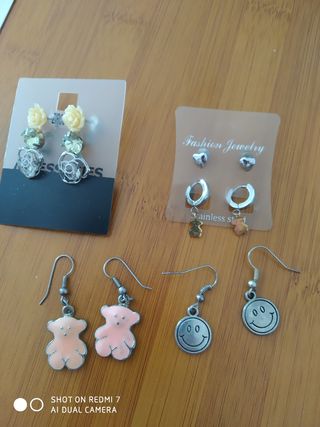 Pendientes dorados y plateados