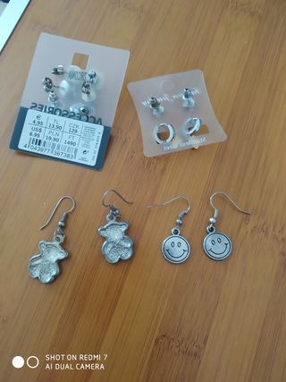 Pendientes dorados y plateados