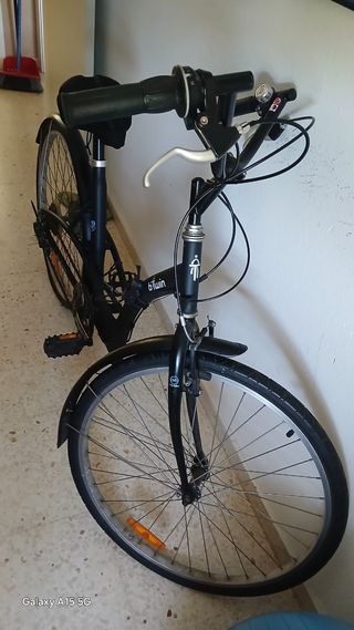 Bicicleta Btwin de ciudad.
Casco incluido.