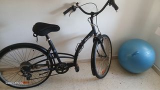 Bicicleta Btwin de ciudad.
Casco incluido.