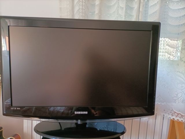 TV Samsung 32" negra