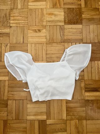 Top blanco con mangas vaporosas