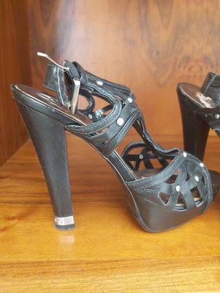 Sandali donna Guess neri con plateau
