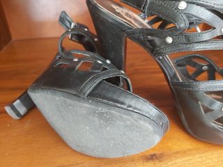 Sandali donna Guess neri con plateau