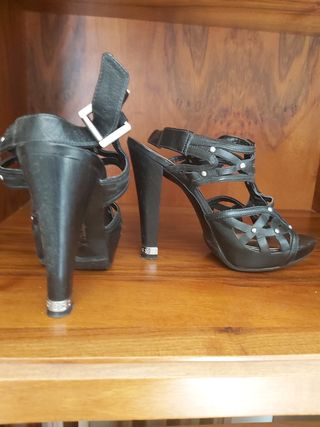 Sandali donna Guess neri con plateau