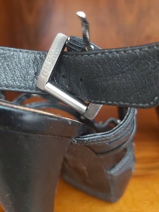 Sandali donna Guess neri con plateau