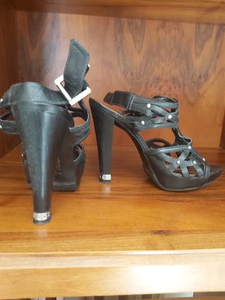 Sandali donna Guess neri con plateau
