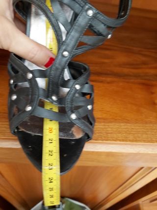 Sandali donna Guess neri con plateau