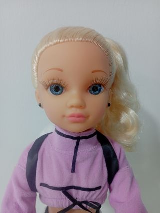 Muñeca Nancy con patinete